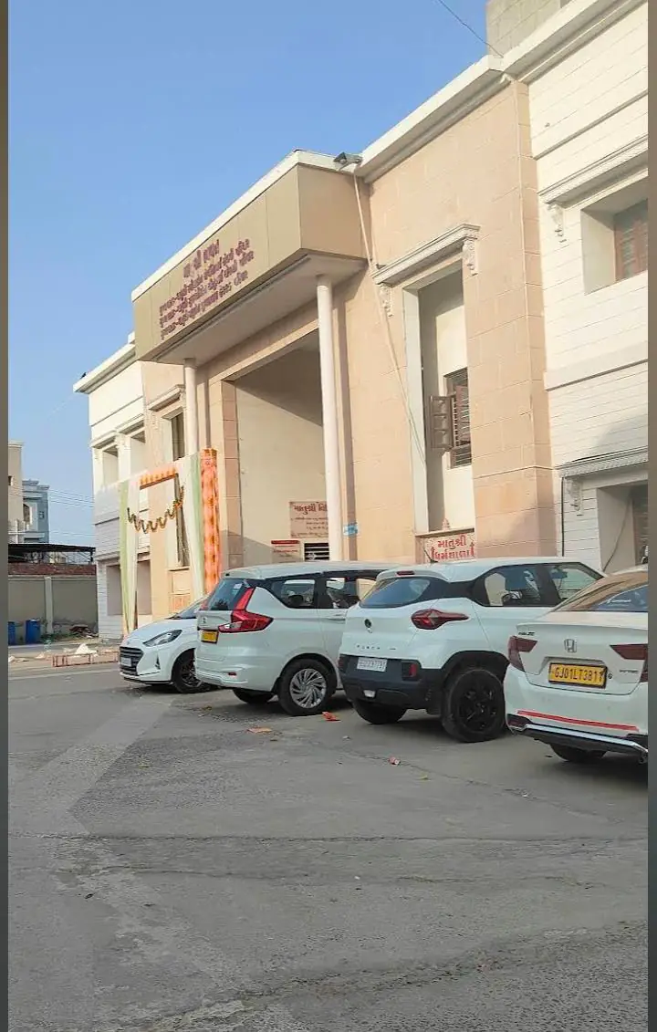 Building entrance with cars parked outside in Shankheshwar