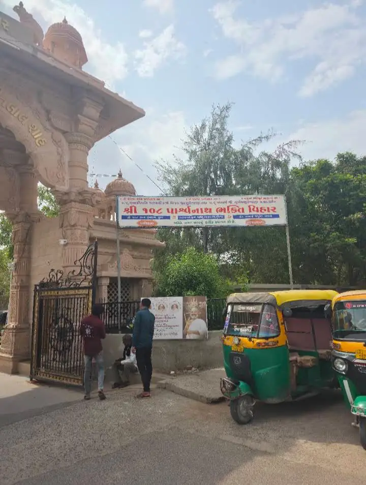 Shri 108 Parshwanath Bhakti Vihar entrance gate with rickshaws outside