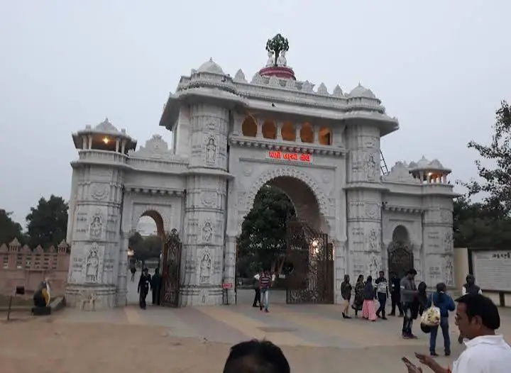 Carved white marble entrance gate in Shankheshwar